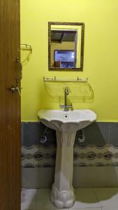 卡索尔Damnbro Cafe & Stay KASOL的一间带水槽和镜子的浴室