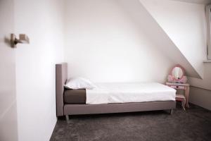 凯尔克拉Luxurious House in Kerkrade Center的一间卧室配有一张床和一张带镜子的小桌子