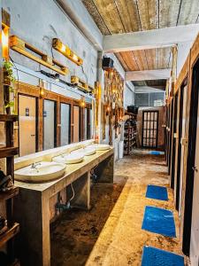 万象TT Hostel的浴室设有4个水槽和一排镜子