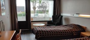 玛丽港司卡达酒店的酒店客房设有床、桌子和窗户。