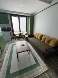 Karaköprü KöyüYOUR HOUSE Apart Otel的带沙发和咖啡桌的客厅