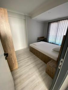 Karaköprü KöyüYOUR HOUSE Apart Otel的一间小卧室,配有床和窗户