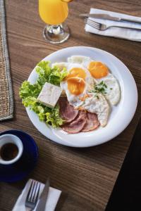斯科普里Hotel Restaurant Domestika的包括鸡蛋和沙拉的早餐食品