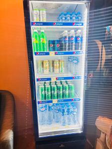 万象TT Hostel的装满大量瓶装水的冰箱