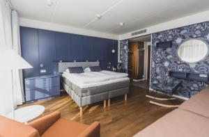 列维列维温泉酒店的一间卧室设有一张床和蓝色的墙壁