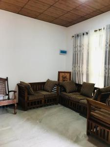 Sinharaja Cave Resort的一间带两张沙发的客厅