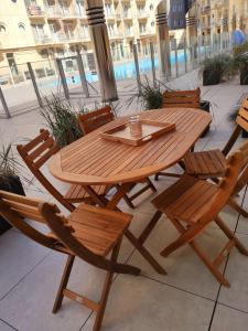 奥斯坦德Sea-LeVel的一张木桌、椅子和一张桌子及椅子