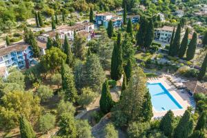 格拉斯勒斯赛德雷斯阿克乡村度假酒店的享有带游泳池和树木的别墅的空中景致