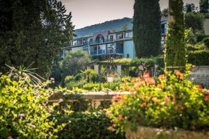 格拉斯勒斯赛德雷斯阿克乡村度假酒店的花园中种满鲜花的房子