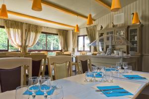 格拉斯勒斯赛德雷斯阿克乡村度假酒店的用餐室配有带玻璃杯的桌子