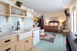基韦斯特Studio Blue的带水槽的厨房和1间带1张床的客厅