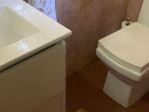 阿克拉One bedroom at East Legon的浴室配有白色水槽和卫生间。