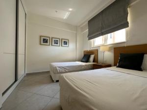 Soke3 Bed Duplex Apartment的酒店客房设有两张床和窗户。