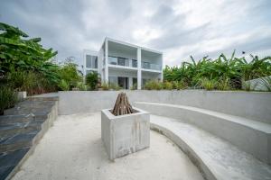 吉汶瓦OceanView Villa Manzini with Private Pool ZanzibarHouses的水泥墙顶上的房屋