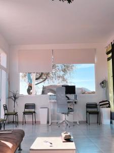Zalamea la RealEl Coso Lodge & Workation的白色的客厅配有桌子和椅子