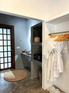 瓜隆岛The Secret Garden Koh Rong的客房设有水槽和带毛巾的架子。