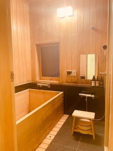 Giommachi京都　水凪庵　Kyoto Mizunagian的带浴缸、卫生间和盥洗盆的浴室