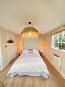 霍舍姆圣斐德Lumin Lodge -Calm, cosy space near Norwich Airport的卧室配有一张白色大床