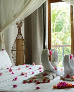 尼拉瓦利兰卡豆蔻的床上有毛巾和鲜花