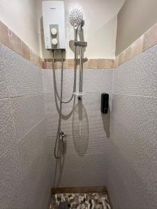 爱妮岛Bulul Garden Resort的浴室内配有淋浴和头顶淋浴