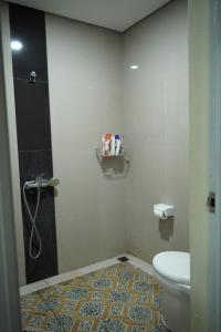 BanjarangkanUmah Desa的带淋浴和卫生间的浴室