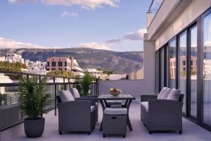 雅典Hestia - Dimitressa 4的阳台配有桌椅,享有风景。