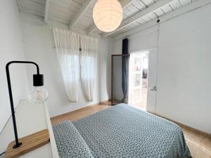 拉哈雷斯La Milagrosa Surf House & CoWork的一间带床的卧室,位于带窗户的房间内
