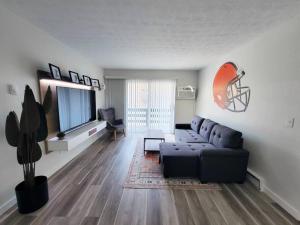 Spacious Upgraded Private Hof Apt - 7 Minute Walk的休息区