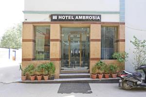 新德里Hotel Ambrosia - A Boutique Hotel的门前有摩托车停放