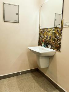 德里久尔Thrissur Villas Home Stay的浴室设有白色水槽和镜子