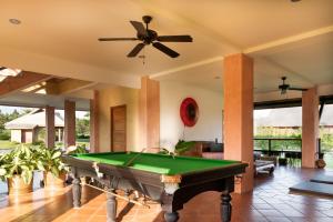 清迈Chalala villa with bio-pool & Sala!的客厅配有一张台球桌和吊扇