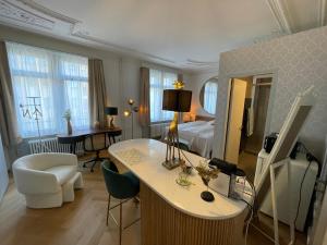 苏黎世Exclusive one room apartment next to Zürich main station的酒店客房带一张床、一张桌子和椅子