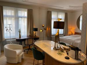 苏黎世Exclusive one room apartment next to Zürich main station的酒店客房带一张床铺、一张书桌和一间卧室