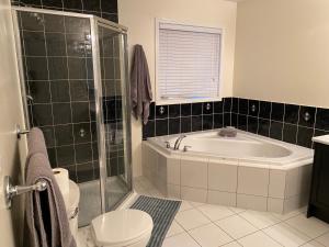 阿贾克斯Adorable Full house in Ajax Incl Basement的带浴缸、卫生间和盥洗盆的浴室