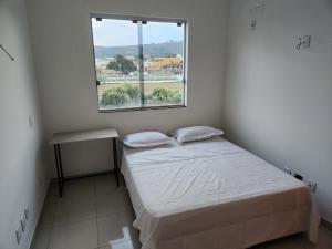 塞蒂拉瓜斯Comfort 302 - 4 Quartos no Centro的一间小卧室,配有床和窗户