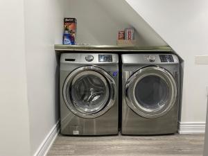 阿贾克斯Adorable Full house in Ajax Incl Basement的洗衣房内的洗衣机和烘干机