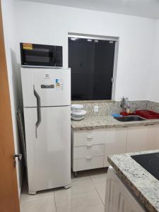 塞蒂拉瓜斯Comfort 302 - 4 Quartos no Centro的厨房配有白色冰箱和微波炉