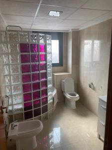 克萨达城Albamar的一间带卫生间、水槽和窗户的浴室