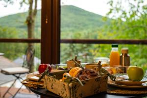 保拉德Parádka - Toscana Villa的一张桌子,上面放着一篮子的食物,还有一个窗口