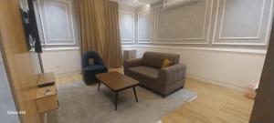 麦加مكارم الدار的客厅配有沙发和椅子