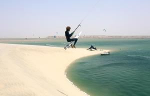 达赫拉aDAM的一个人跳进海滩的水里