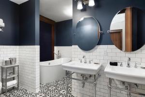 圣保罗Celeste of St Paul的浴室设有2个水槽、浴缸和镜子