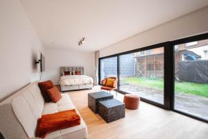 扎芬特姆K&Y suites 3, 500m to Brussels airport的客厅配有沙发和1张床