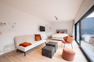 扎芬特姆K&Y suites 3, 500m to Brussels airport的客厅配有沙发和1张床