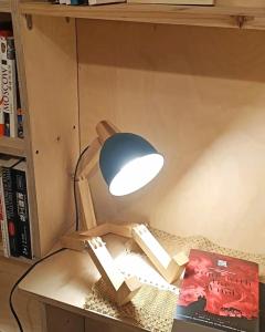新竹Hsinchu Book&Bed的坐在桌子上边的台灯,上面有书