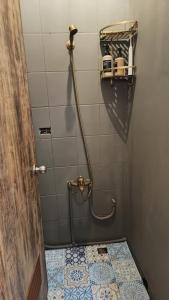 新竹Hsinchu Book&Bed的带淋浴的浴室,铺有瓷砖地板。