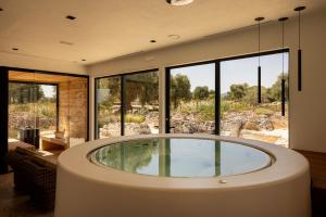 萨维勒特里Masseria San Francesco的带窗户的客房内的大浴缸