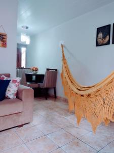 巴纳内拉斯Casa aconchegante ao lado da Igreja Matriz- Bananeiras-PB的带沙发和吊床的客厅