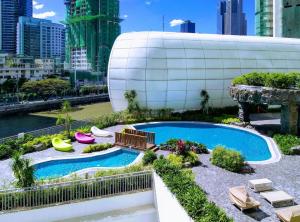 马尼拉Luxxe interior design condo @ Novotel Suites Manila - Acqua的城市中心的一个游泳池