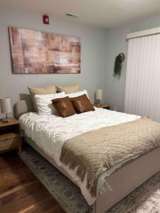 费城Urban Oasis in University City的一间卧室配有一张带棕色枕头的大床